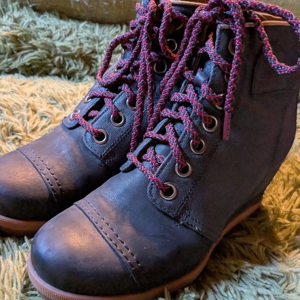 Stylish Black Ankle Hidey Heel Boots with Red & Black Laces. Authentic Sorel